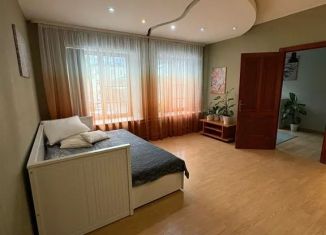 Аренда 3-ком. квартиры, 110 м2, Ленинградская область, проспект Ленина, 18