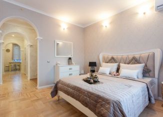 Сдаю в аренду 1-ком. квартиру, 82 м2, Калининград, улица Грекова, 6Б