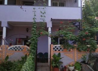 Сдаю 3-ком. квартиру, 80 м2, Евпатория, улица Матвеева, 1