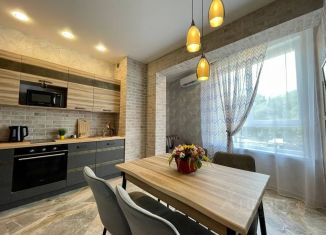 Аренда 2-ком. квартиры, 70 м2, Крым, улица Блюхера, 19