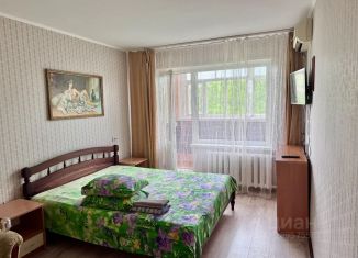 Сдача в аренду 2-ком. квартиры, 50 м2, Крым, улица Свердлова, 86
