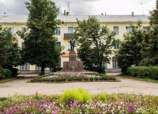 Продам 2-ком. квартиру, 52.9 м2, Псковская область, площадь Карла Маркса, 4