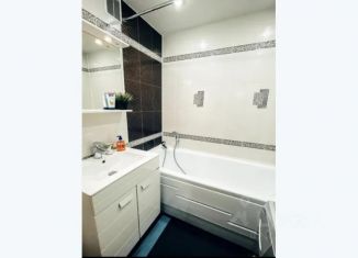 Сдается 2-комнатная квартира, 60 м2, Челябинск, улица Доватора, 34Г