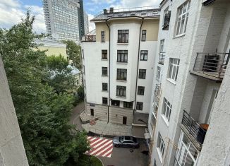 Продается 2-комнатная квартира, 46.6 м2, Москва, улица Арбат, 20, метро Арбатская